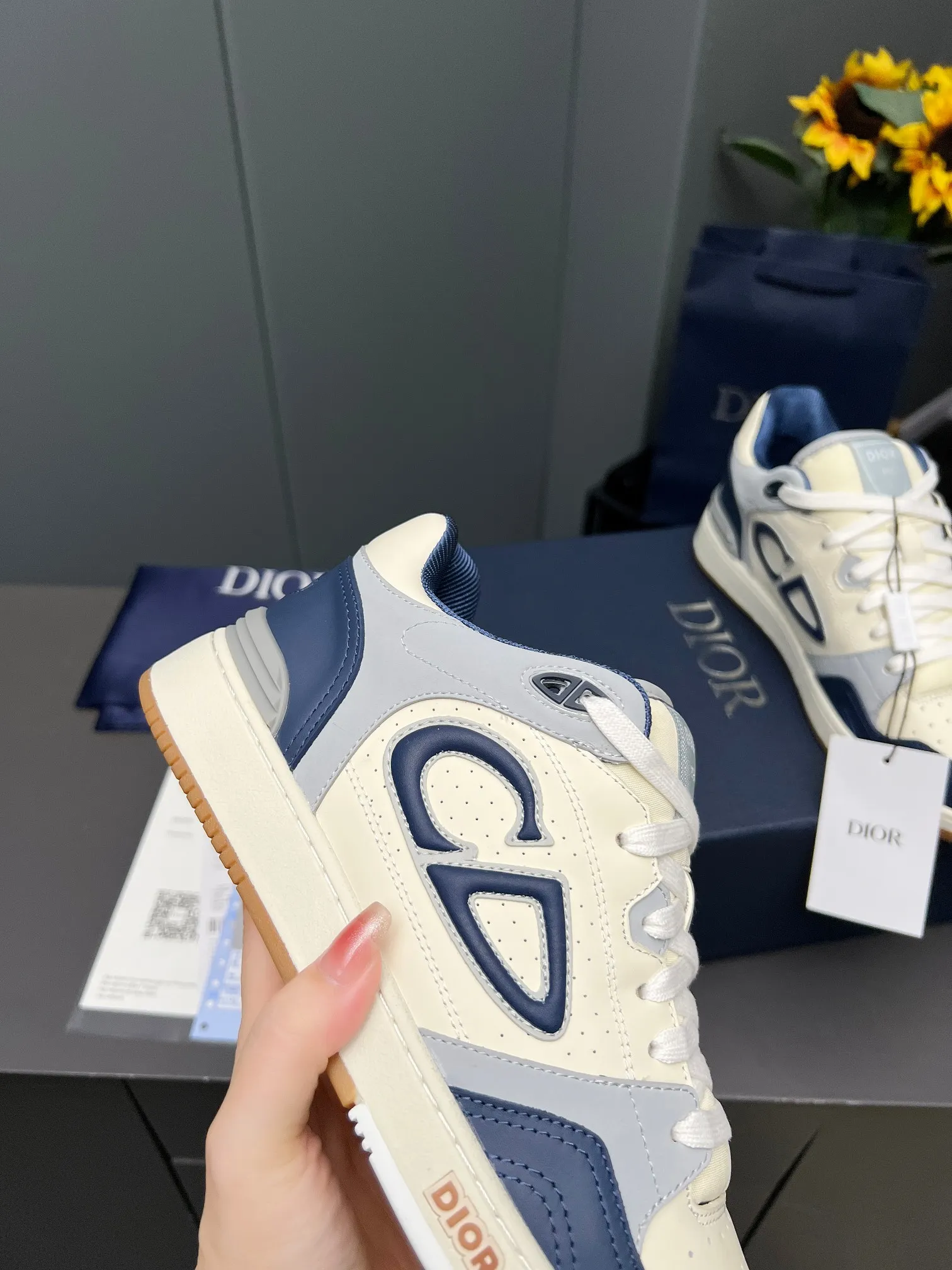 Men's Men's Shoes 💰600 Dior DiorB57 top version of low-top sneakers! ! ! Navy blue with beige smooth first-layer cowhide, fully oiled edges, T men's shoes 💰U outsole.  The 2024 autumn men's wear series has made a wonderful debut, a new classic item launched by Dior. Crafted from smooth first-grain cow leather in navy blue and beige, it's accented by a large leather heat-stamped CD logo on the sides. The distinctive laces of the same color match the color of the shoe body, and the opening and closing are decorated with various classic details on the tongue, sole and back side to enhance the style. The eyelet details, upper stitching and heel strip panels of the same color highlight the dynamic charm of its sports style. Exclusive two-color molded T men's shoes 💰U outsole is light, comfortable, non-slip and wear-resistant, the mesh lining and feet are customized with original colors, soft and breathable. Exquisite production technology highlights the grade, and can be matched with all kinds of clothing to create a refined look.